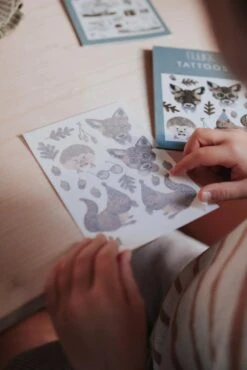 Nuukk Kinder Tattoos "Fuchs Und Eichhörnchen" 7 Nuukk Kinder Tattoos "Fuchs Und Eichhörnchen" -Babybekleidungs geschäft 01 Moodshots Tattoos Winteranimals RGB scaled jpg