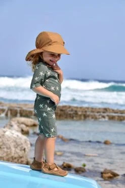 LÄSSIG Lässig UV Schwimmanzug Lang In Oliv Mit Seesternen 13 LÄSSIG Lässig UV Schwimmanzug Lang In Oliv Mit Seesternen -Babybekleidungs geschäft 1431019675 00 3