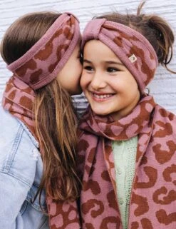 Oh Chapo Bio Merino Stirnband "Ella" MiniMe In LEO Rose Braun 12 Oh Chapo Bio Merino Stirnband "Ella" MiniMe In LEO Rose Braun -Babybekleidungs geschäft 29 Schal SAMI LEO braun rosa 2048x2048 361ca26f 7644 4e51 a9b2 14a0d8ab6b98