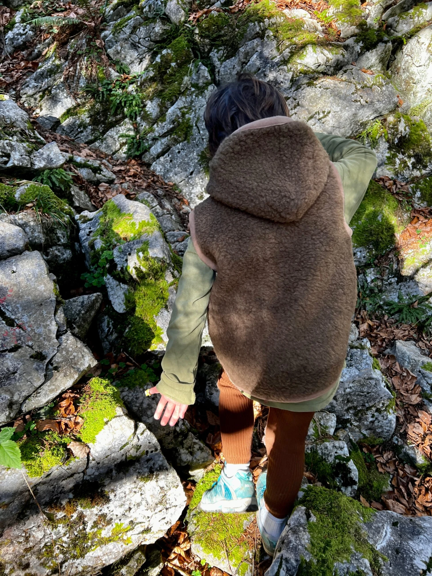 Alwero Kinder Wollweste Robby Braun Mit Kapuze 5 Alwero Kinder Wollweste Robby Braun Mit Kapuze – Bild 3