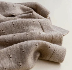 Hvid Merino Babydecke "Bibi" Verschiedene Farben 16 Hvid Merino Babydecke "Bibi" Verschiedene Farben -Babybekleidungs geschäft 52ef40 d13f616cc97446c3a4b0b3a035da49e8 mv2