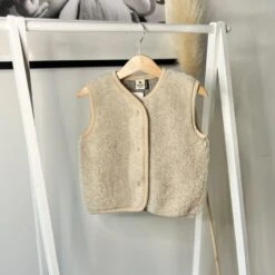 Alwero Kinder Bio Wollweste "Tyb Junior" Light In Sand Brown 7 Alwero Kinder Bio Wollweste "Tyb Junior" Light In Sand Brown -Babybekleidungs geschäft Alwero Weste TYBJuniorSand