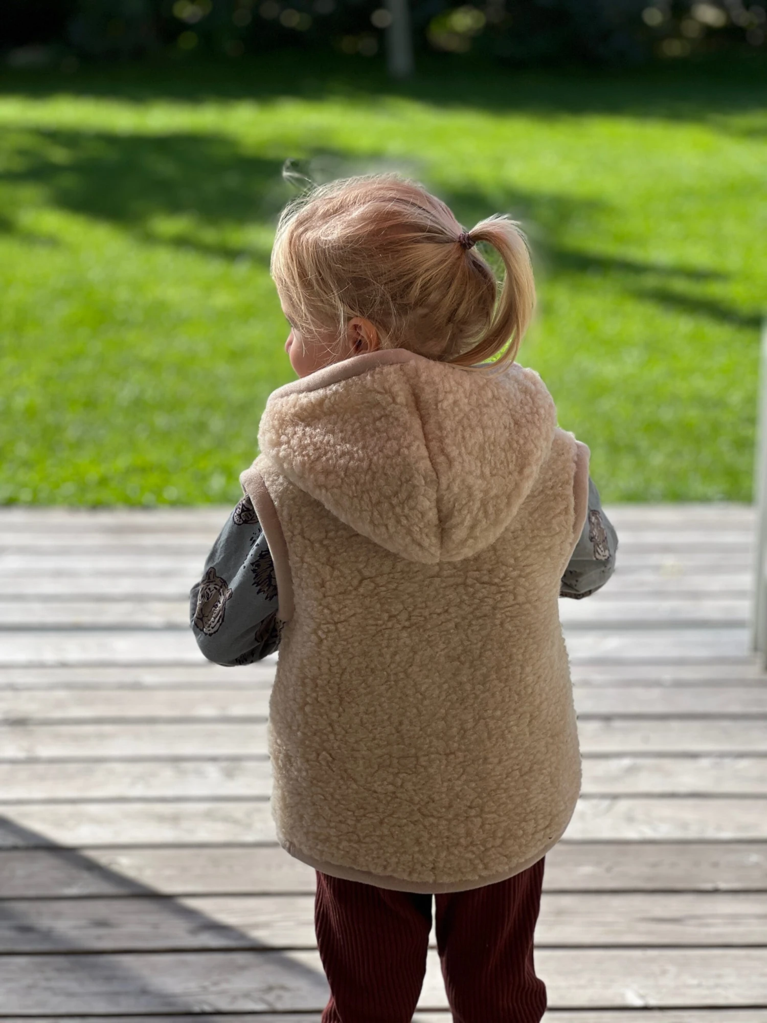 Alwero Kinder Wollweste Robby Mit Kapuze In Beige 4 Alwero Kinder Wollweste Robby Mit Kapuze In Beige – Bild 2