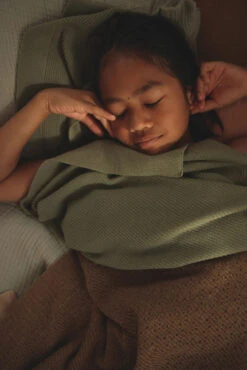 Hvid Merino Babydecke "Gust" In Artischok 20 Hvid Merino Babydecke "Gust" In Artischok -Babybekleidungs geschäft GUSTARTICHOKE20 EAN5404027803944 1080x 700b4fcc f2b4 42ff aa03 ba6d4dd7b4af