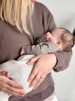 Joha Merino Woll Wickelbody Sesam Melange 15 Joha Merino Woll Wickelbody Sesam Melange -Babybekleidungs geschäft IMG 2768