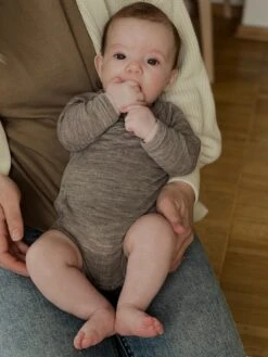 Joha Merino Woll Wickelbody Sesam Melange 14 Joha Merino Woll Wickelbody Sesam Melange -Babybekleidungs geschäft IMG 3636