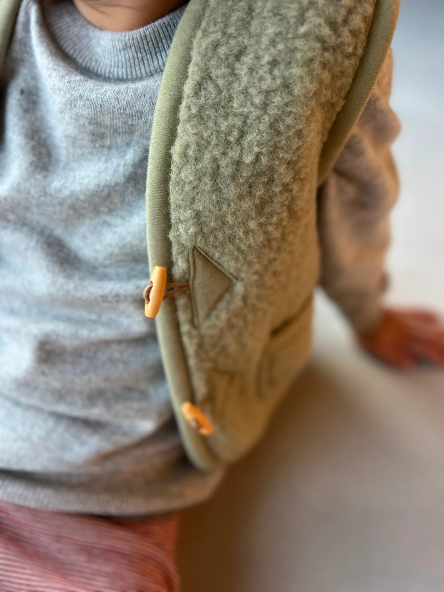 Alwero Kinder Bio Wollweste Pistacchio 4 Alwero Kinder Bio Wollweste Pistacchio – Bild 2