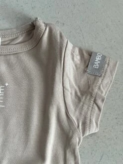 Bio Bambus Body Kurzarm In Sand 9 Bio Bambus Body Kurzarm In Sand -Babybekleidungs geschäft IMG 7389