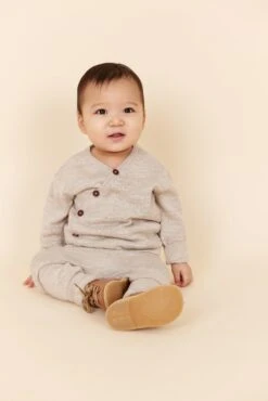 Copenhagen Colors Merino Kimono Versch. Farben 17 Copenhagen Colors Merino Kimono Versch. Farben -Babybekleidungs geschäft MERINOCROSSOVERCARDIGANWHOLEPATTERNPALECREAMMELANGE3