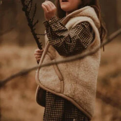 Alwero Kinder Wollweste Robby Mit Kapuze In Beige 14 Alwero Kinder Wollweste Robby Mit Kapuze In Beige -Babybekleidungs geschäft RobbyEnglishTeaLS 1920x1920 600x 388ec221 6af3 405c 95dc 273bb9c7da4d