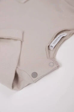 Bio Bambus Shirt Mit Tasche In Sand 15 Bio Bambus Shirt Mit Tasche In Sand -Babybekleidungs geschäft biobambusuvshirtsand