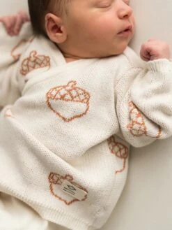 Micu Micu Newborn Strickset Unisex "Eichel" Ecru 12 Micu Micu Newborn Strickset Unisex "Eichel" Ecru -Babybekleidungs geschäft dbec1a644aabb0054a5c70fa61f02ef5b53dc772f3b805796f177ea0a5c17471