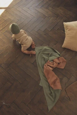 Hvid Merino Babydecke "Gust" In Artischok 18 Hvid Merino Babydecke "Gust" In Artischok -Babybekleidungs geschäft hvidbabydeckemerinogustartischok