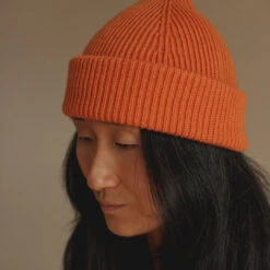 Hvid Merino Erwachsenen Beanie Fonzie Verschiedene Farben 41 Hvid Merino Erwachsenen Beanie Fonzie Verschiedene Farben -Babybekleidungs geschäft hvit fonzie orange 1