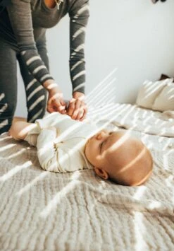 Iobio Wolle/ Seide Wickelbody Natur Langarm GOTS Mitwachsend -Babybekleidungs geschäft iobio body wolleseide babybody coucounatur