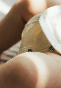 Iobio Wolle/ Seide Wickelbody Natur Langarm GOTS Mitwachsend -Babybekleidungs geschäft iobio merino seide wickelbody verstellbar natur wolleseidebody mitwachsend coucounatur
