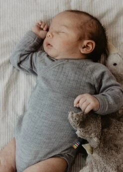 Joha Merino Woll Wickelbody Hellgrau Melange 9 Joha Merino Woll Wickelbody Hellgrau Melange -Babybekleidungs geschäft joha wrap around body grey melange