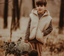 Alwero Kinder Wollweste Robby Mit Kapuze In Beige 13 Alwero Kinder Wollweste Robby Mit Kapuze In Beige -Babybekleidungs geschäft robbybeigeenglishteabiowollealwero