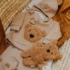 Wooly Organic Bio Schnullerhalter Teddy Braun 2 Wooly Organic Bio Schnullerhalter Teddy Braun -Babybekleidungs geschäft wooly by linda lorberga 8646 scaled 1